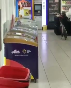 pria parkirkan sepeda di dalam minimarket