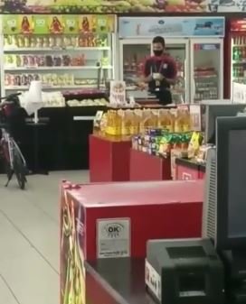 pria parkirkan sepeda di dalam minimarket