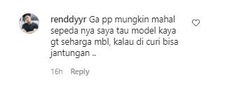 pria parkirkan sepeda di dalam minimarket