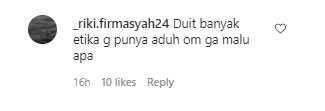 pria parkirkan sepeda di dalam minimarket