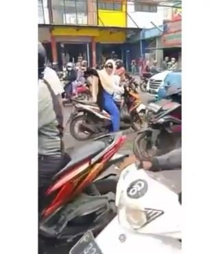 wanita lawan arus di jalan raya