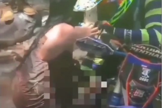 heboh pemotor trail pegang pegang wanita berkemben di sungai tertawa kegirangan