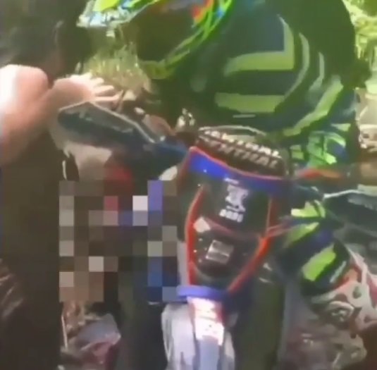 heboh pemotor trail pegang pegang wanita berkemben di sungai tertawa kegirangan