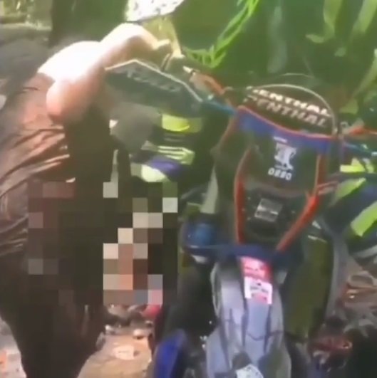 heboh pemotor trail pegang pegang wanita berkemben di sungai tertawa kegirangan