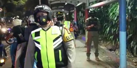 Polisi Bubarkan Warga Nongkrong di Daerah Jakarta Pusat, Sebagian Tak Pakai Masker