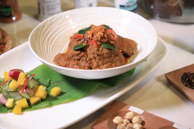 atikoh memasak rendang