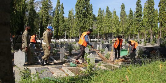 Tak Pakai Masker, Puluhan Warga Menyapu TMP Kota Semarang