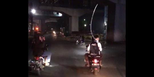 Polisi Buru Geng Motor Tenteng Celurit Panjang di Cibubur