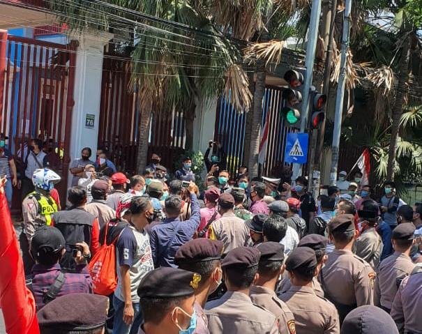 acara kami di surabaya diadang massa