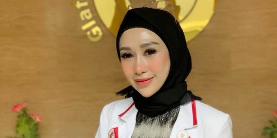 Mengenal Dokter Reza Gladys Yang Super Kaya Raya Bayar Pekerja Buat Siapkan Pakaian Merdeka Com