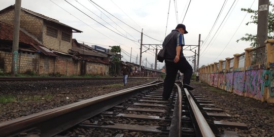 Pemotor Tewas Tertabrak KRL di Perlintasan Dewi Sartika Depok