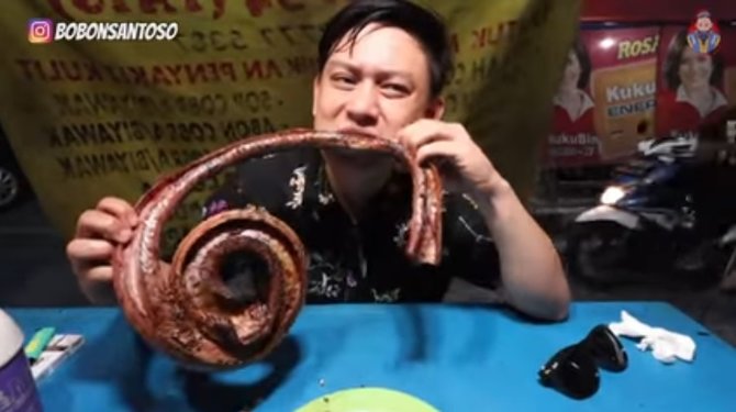 food vlogger makan king kobra