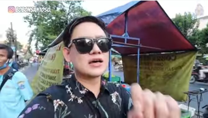 food vlogger makan king kobra