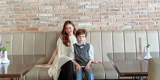 Kerap Berperan Antagonis Di Kisah Nyata Ini 4 Potret Voke Victoria Bersama Sang Anak Merdeka Com