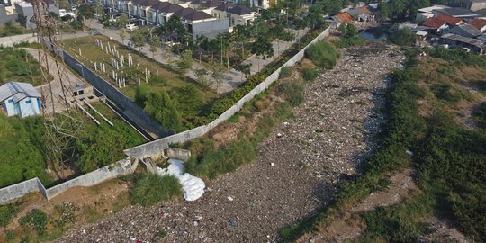 Kondisi Lautan Sampah Cemari Aliran Kali di Bekasi