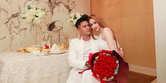 Main di FTV Pintu Berkah, Ini 4 Potret Mesra Guntur Triyoga dan Istri