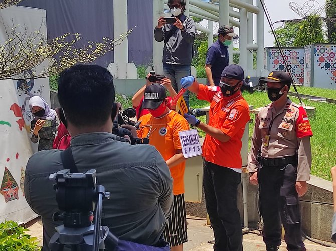 rekonstruksi kasus penipuan dan pelecehan terhadap penumpang bandara soekarno hatta