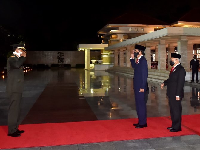 presiden jokowi di taman makam pahlawan
