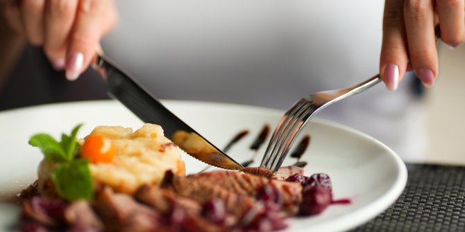 5 Tips Makan Malam untuk Membantu Menurunkan Berat Badan