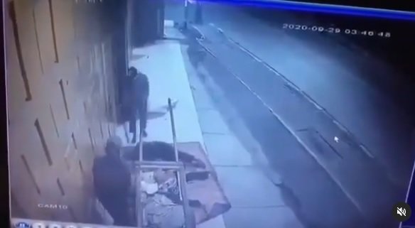 aksi kejam diduga pemulung hajar kepala orang tidur