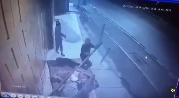 aksi kejam diduga pemulung hajar kepala orang tidur