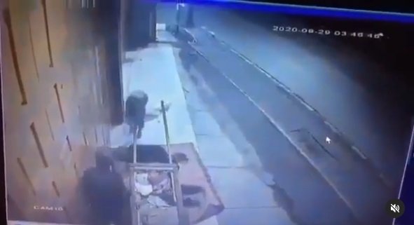 aksi kejam diduga pemulung hajar kepala orang tidur