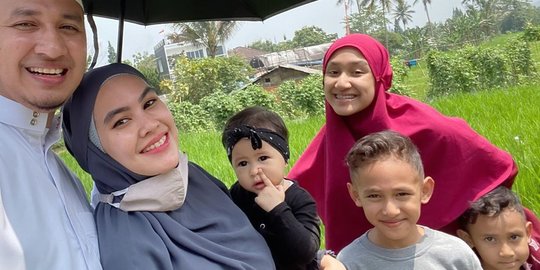 Anti Mainstream, Potret Kartika Putri dan Habib Usman Ajak Anak-anak Main ke Sawah