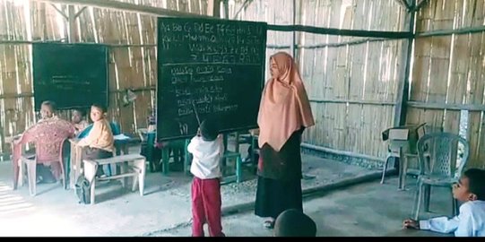 Kisah Haru Guru Ita, Seorang Diri Mengajar 12 Murid di Sekolah Reyot