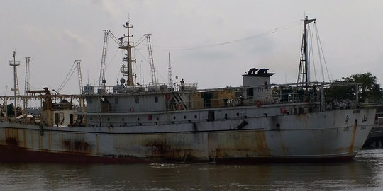 TNI Tangkap 2 Kapal Berbendera Vietnam Mencuri Ikan di Laut Natuna Utara
