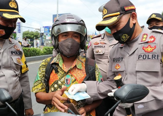 operasi masker unik di kebumen diberi uang ketika dompet kosong