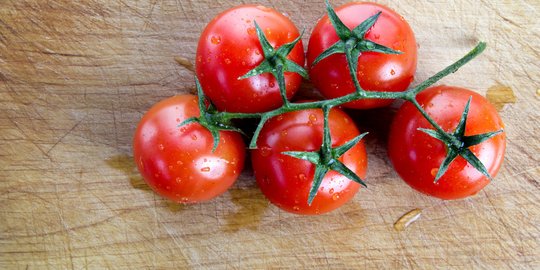 6 Manfaat Tomat Beku untuk Wajah, Mengatasi Jerawat Hingga Menghilangkan Flek Hitam