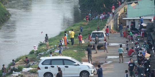 Ramainya Warga Bermain Layang-Layang di Pinggir Kali Ciliwung