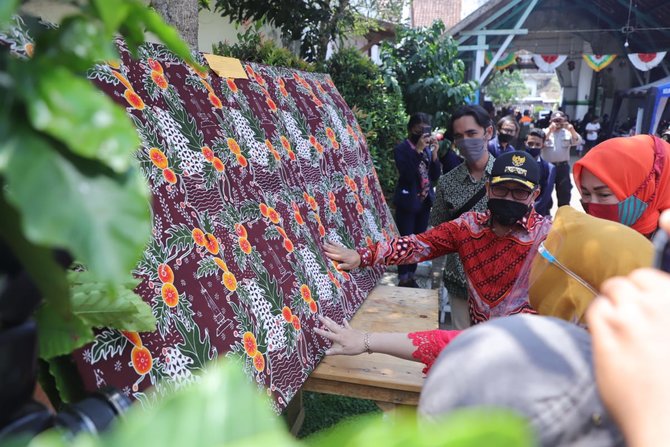 festival batik kota malang digelar di koeburan londo