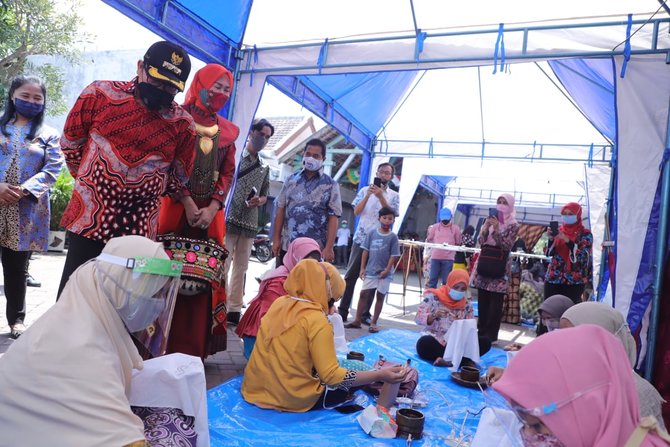 festival batik kota malang digelar di koeburan londo