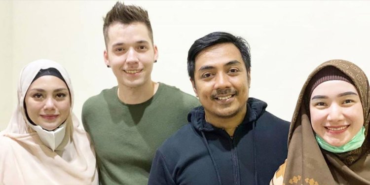 Heboh Celine Evangelista & Stefan William Ikut Pengajian Bareng Ustaz Riza Muhammad | merdeka.com
