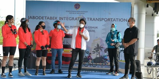 Menhub Budi Karya Jajal Integrasi Antar Moda Transportasi, Naik KRL hingga Bersepeda