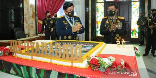 HUT Ke-75 TNI, Kapolri Beri Kejutan ke Panglima Hadi Tjahjanto