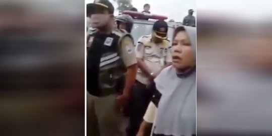 Viral Video Emak-Emak di Tegal 'Cuma Dagang seperti Ini kok Dijaga seperti Teroris'