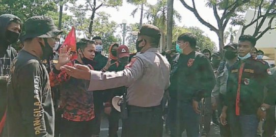 Demo di DPRD Sulsel, Mahasiswa Jadikan Truk Kontainer Panggung Orasi
