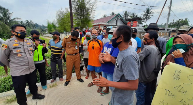 warga samarinda demo penyemprotan disinfektan