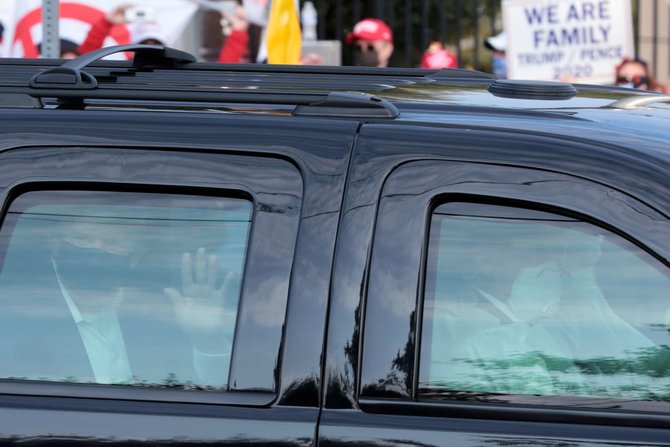presiden donald trump sapa pendukung dari dalam mobil