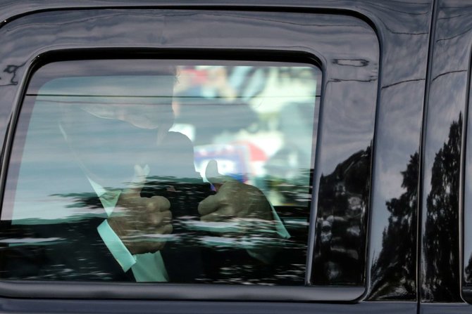 presiden donald trump sapa pendukung dari dalam mobil