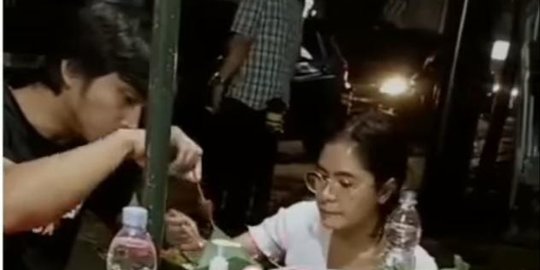 Viral Video Iis Dahlia & Lutfi Agizal Makan Bareng di Warung Kaki Lima, Netizen Heboh