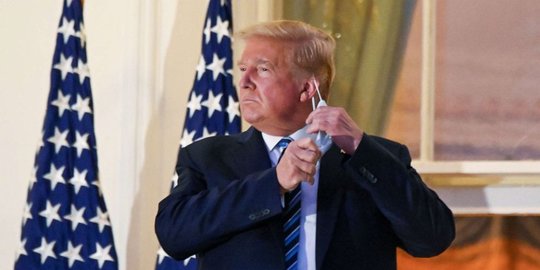 Trump Kembali ke Gedung Putih, Lepas Masker Meski Masih Menularkan Covid-19