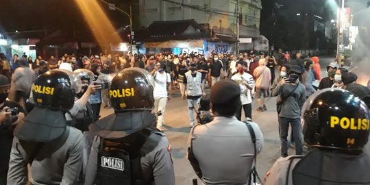 Polisi Sekat Massa Demo Tolak UU Cipta Kerja di Tangerang