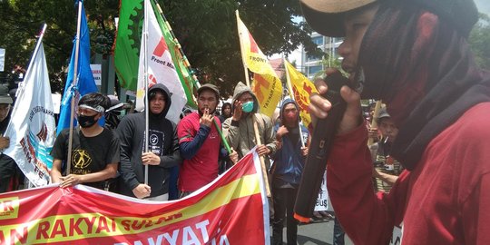 Massa Geruduk Gedung DPRD Sulsel Desak UU Ciptaker Dicabut, Water Canon Disiagakan