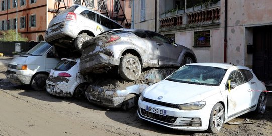 Dahsyatnya Banjir Bandang Prancis, Mobil-Mobil Bertumpuk dan Terdampar di Sungai