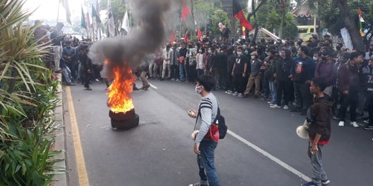 Demo Tolak UU Cipta Kerja, Mahasiswa di Banten Bakar Ban dan Blokir Jalan
