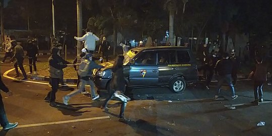 Demo Tolak UU Cipta Kerja di Bandung Ricuh, 10 Orang Diamankan Polisi