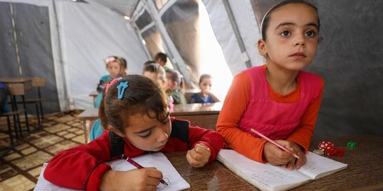 Potret Semangat Anak-Anak Suriah Menuntut Ilmu di Tenda Pengungsian